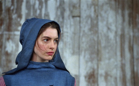 Anne Hathaway một thời bị tẩy chay vì quá khiêm tốn, tử tế?- Ảnh 1. Anne Hathaway trong Les Miserables, vai diễn đem về cho cô tượng vàng Oscar 2013 - Ảnh: Alamy