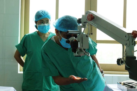 Cảm phục vị bác sĩ 62 tuổi ngủ vội nơi hành lang bệnh viện- Ảnh 3. Bác sĩ Phạm Minh Trường cùng đồng nghiệp chuẩn bị một ca mổ miễn phí cho bệnh nhân nghèo ở huyện A Lưới (Thừa Thiên Huế) - Ảnh: NGUYỄN THỊ MINH NHẬT