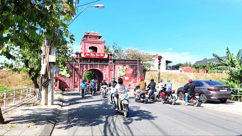 Đặt tên mới cần lắng nghe dân- Ảnh 1. Dự kiến đổi tên thị trấn Diên Khánh gây xôn xao dư luận. Trong ảnh: Cổng Đông di tích quốc gia Thành Diên Khánh, thuộc thị trấn Diên Khánh hiện nay - Ảnh: PHAN SÔNG NGÂN