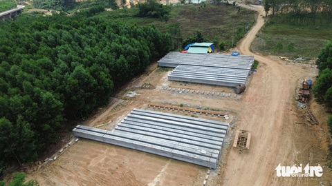 Sau một năm khởi công, dự án nâng cấp, mở rộng quốc lộ 14E hơn 1.800 tỉ đồng ra sao?- Ảnh 10. Các cấu kiện dự án cầu tại bãi tập kết - Ảnh: LÊ TRUNG