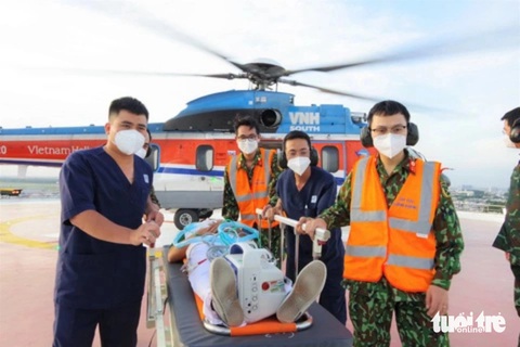 Ai sẽ được cấp cứu bằng đường hàng không?- Ảnh 1. Công ty Trực thăng Miền Nam - Binh đoàn 18 phối hợp với Bệnh viện Quân y 175 từng thực hiện các chuyến bay diễn tập cấp cứu bệnh nhân bằng máy bay tại sân đỗ trực thăng trên nóc Bệnh viện Quân y 175 - Ảnh: DUYÊN PHAN