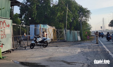 Sau phản ánh của Tuổi Trẻ, bãi 'xe dù, bến cóc' trên đường Võ Chí Công đóng cửa im lìm- Ảnh 1. Bãi xe nhà xe Hạnh Café hoạt động trả khách sai quy định nhưng đã đóng cửa sáng 30-3 - Ảnh: MINH HÒA