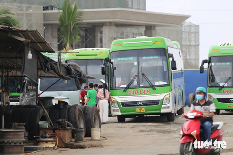Sau phản ánh của Tuổi Trẻ, bãi 'xe dù, bến cóc' trên đường Võ Chí Công đóng cửa im lìm- Ảnh 3. Xe khách giường nằm nhà xe Cao Lâm đón khách sai quy định tại bãi xe ở phường Cát Lái, sáng 29-3 - Ảnh: MINH HÒA