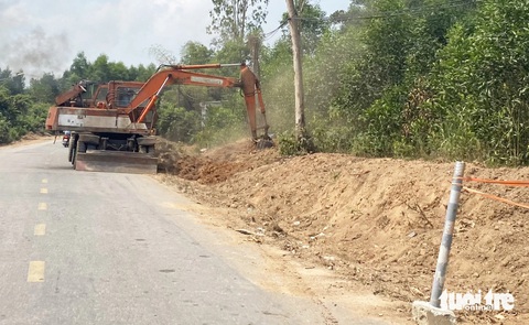 Sau một năm khởi công, dự án nâng cấp, mở rộng quốc lộ 14E hơn 1.800 tỉ đồng ra sao?- Ảnh 9. Múc đất, san gạt tạo mặt bằng - Ảnh: LÊ TRUNG