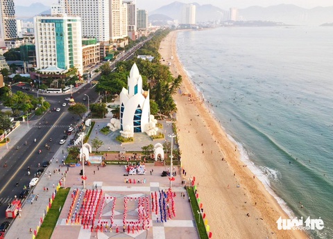 Đội hình đồng diễn bên bờ biển Nha Trang - Ảnh: TRẦN HOÀI Đội hình đồng diễn bên bờ biển Nha Trang - Ảnh: MÃ PHƯƠNG