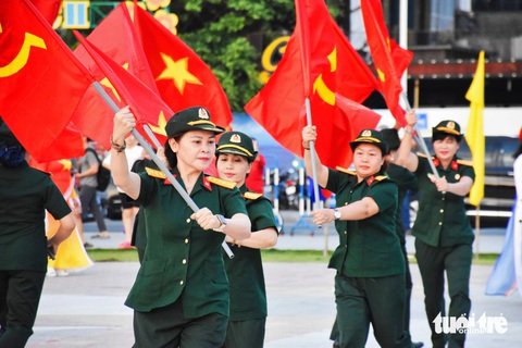 Những tiết mục được thực hiện luân phiên, xen kẽ - Ảnh: TRẦN HOÀI Những tiết mục được thực hiện liên tục với đội hình luân phiên di chuyển - Ảnh: TRẦN HOÀI