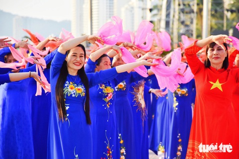 Phụ nữ Nha Trang thướt tha trong các trang phục áo dài biểu diễn các tiết mục - Ảnh: TRẦN HOÀI Phụ nữ Nha Trang thướt tha trong các trang phục áo dài biểu diễn các tiết mục - Ảnh: TRẦN HOÀI
