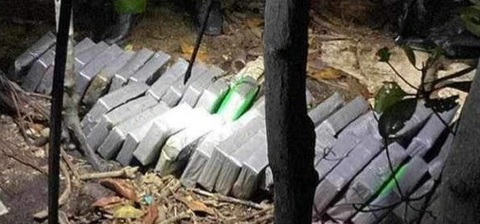 Đi nhặt ve chai, phát hiện 52kg nghi ma túy trôi dạt vào bờ biển Gò Công- Ảnh 1. Nhiều gói hình chữ nhật nghi là ma túy trôi dạt vào vùng biển Gò Công - Ảnh: A.X.