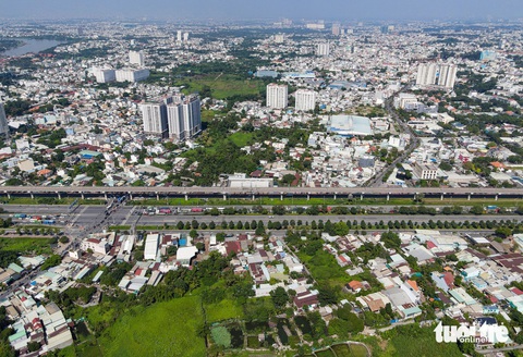 Kẹt mặt bằng, vành đai 2 qua TP Thủ Đức có kịp khởi công trong 2024?- Ảnh 1. Theo quy hoạch, hướng tuyến đoạn vành đai 2 này sẽ cắt ngang qua đường Dương Đình Hội và Tăng Nhơn Phú, Võ Nguyên Giáp, Kha Vạn Cân... Tại các điểm giao cắt đó có nhiều nhà dân - Ảnh: CHÂU TUẤN