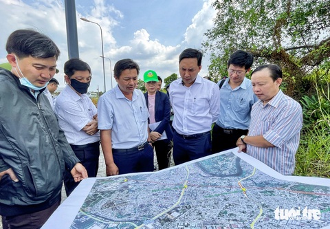 Kẹt mặt bằng, vành đai 2 qua TP Thủ Đức có kịp khởi công trong 2024?- Ảnh 2. Phó chủ tịch UBND TP Thủ Đức Mai Hữu Quyết dẫn đầu đoàn khảo sát dự án vành đai 2 (đoạn từ Võ Chí Công đến Võ Nguyên Giáp và Phạm Văn Đồng) hôm 29-2 - Ảnh: CHÂU TUẤN