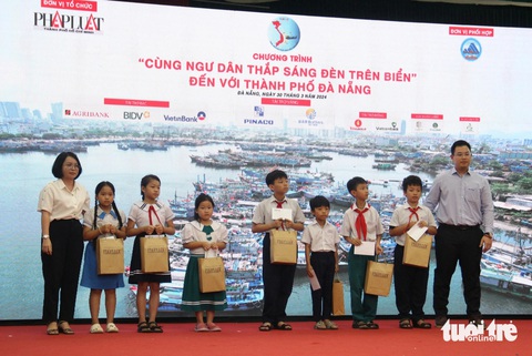 Trao 200 phần quà thắp sáng đèn trên biển cho ngư dân Đà Nẵng- Ảnh 3. Trao 25 phần quà cho con em ngư dân Đà Nẵng, mỗi phần quà trị giá 2 triệu đồng - Ảnh: TRƯỜNG TRUNG