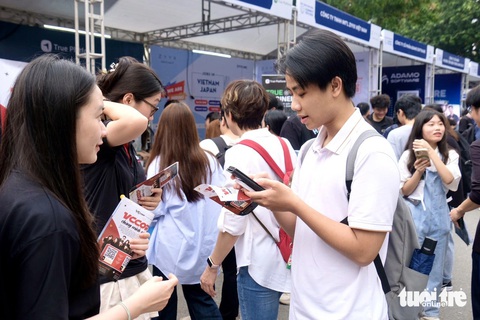Sinh viên đi làm sớm dễ dính 'bẫy thu nhập trung bình'?- Ảnh 1. Sinh viên tham dự Ngày hội việc làm - kết nối thành công (UET Job Fair 2024) để tìm kiếm những công việc trong tương lai - Ảnh: NGUYÊN BẢO