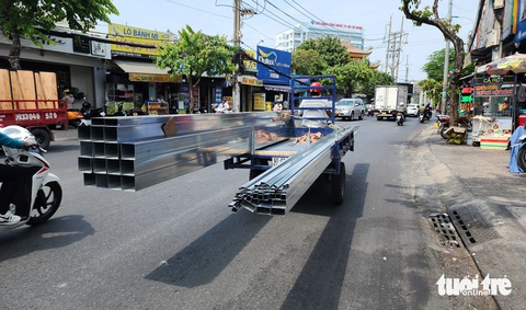Ớn lạnh xe ba gác chở sắt thép, tôn dài ngoằng chạy trên đường TP.HCM- Ảnh 3. Rất dễ bắt gặp những hình ảnh xe ba gác, xe lôi tự chế chở hàng cồng kềnh, nguy hiểm chạy trên đường phố TP.HCM. Trong ảnh là xe ba gác chở hàng cồng kềnh chạy trên đường Kha Vạn Cân - Ảnh: MINH HÒA