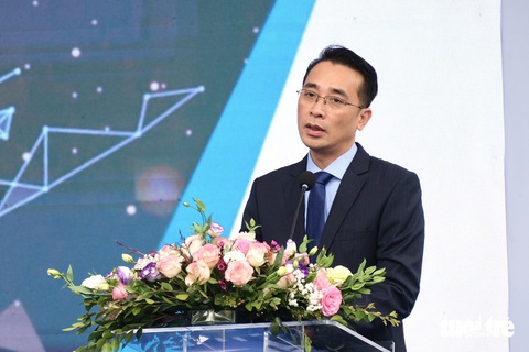 Sinh viên đi làm sớm dễ dính 'bẫy thu nhập trung bình'?- Ảnh 2. GS.TS Chử Đức Trình - hiệu trưởng Trường đại học Công nghệ - phát biểu tại chương trình - Ảnh: NGUYÊN BẢO