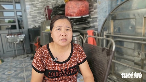 Bé gái sơ sinh bị bỏ rơi ở Bình Chánh: 'Lúc ấy giữa trưa nắng, nhìn bé xót xa lắm'- Ảnh 2. Bà Nguyễn Thị Thu Hạnh chăm sóc ban đầu cho bé và báo tin sự việc cho hội phụ nữ xã, công an xã - Ảnh: NGỌC KHẢI