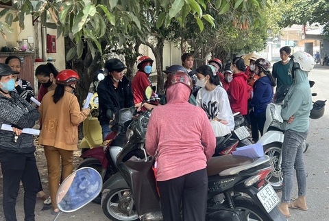 Đòi nợ lương, công nhân té ngửa vì người bán căng tin là giám đốc- Ảnh 1. Công nhân đến trước nhà xưởng Công ty TNHH sản xuất thương mại may Tuấn Vinh (quận 12), trước đó là nhà xưởng của Công ty TNHH sản xuất thương mại may DV Fashion, yêu cầu trả khoản nợ lương - Ảnh: Người lao động cung cấp