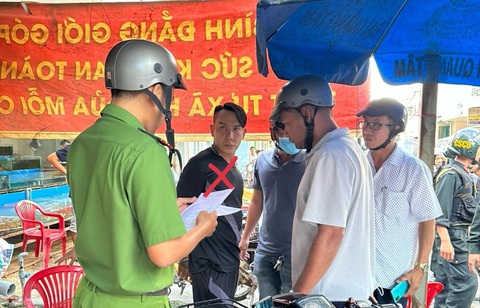 Bắt Hiếu 'gà' chuyên hành nghề cho vay lãi nặng ở chợ Sóc Trăng- Ảnh 1. Ngô Trung Hiếu (áo đen) bị cơ quan công an bắt - Ảnh: Công an cung cấp