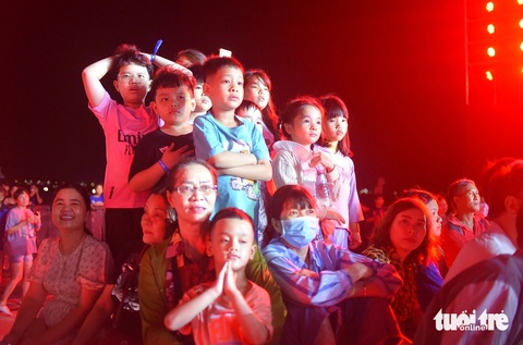 Các em nhỏ chăm chú theo dõi - Ảnh: LÂM THIÊN Các em nhỏ chăm chú theo dõi - Ảnh: LÂM THIÊN