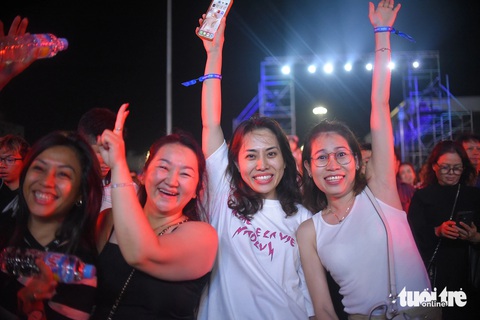 Các nữ khán giả vô cùng thích thú trước sự xuất hiện của các ca sĩ - Ảnh: LÂM THIÊN Các nữ khán giả vô cùng thích thú trước sự xuất hiện của các ca sĩ - Ảnh: LÂM THIÊN