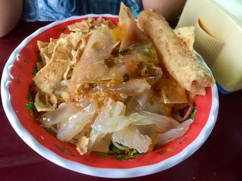 Bún giấm nuốc là món ăn nên thử khi đến Huế Một tô bún giấm nuốc đúng điệu có rau sống, bún tươi cọng nhỏ, chan nước dùng xăm xắp, có ít hành ngò, đậu phộng rang, bánh tráng, nêm tí ruốc, chút ớt sa tế và trên cùng cho vào dăm bảy chân nuốt.