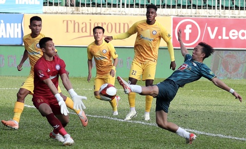 Đua trụ hạng, Hoàng Anh Gia Lai chia điểm trên sân Pleiku- Ảnh 1. Châu Ngọc Quang (phải) trong một pha uy hiếp khung thành Khánh Hòa - Ảnh: MINH ANH