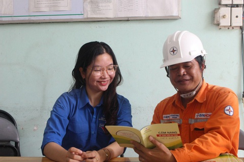 Tăng cường các biện pháp tiết kiệm điện mùa nắng nóng- Ảnh 1. Công ty Điện lực Bình Phú tuyên truyền công tác tiết kiệm điện đến người dân - Ảnh: NGỌC NHI