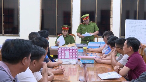 Nhà thầu lắp đặt thiết bị đăng kiểm ‘chung chi’ hơn 14 tỉ đồng- Ảnh 1. Cơ quan điều tra tống đạt kết luận điều tra cho các bị can trong vụ tiêu cực liên quan đăng kiểm - Ảnh: CACC