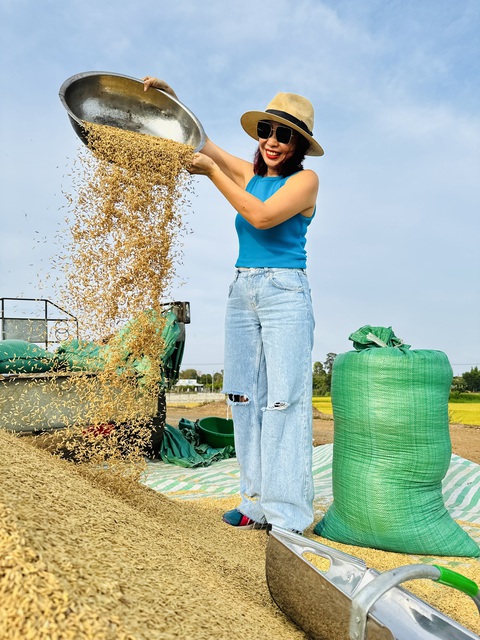 Du khách thử giê lúa - Ảnh: NGUYỆT PHẠM Du khách thử giê lúa - Ảnh: NGUYỆT PHẠM