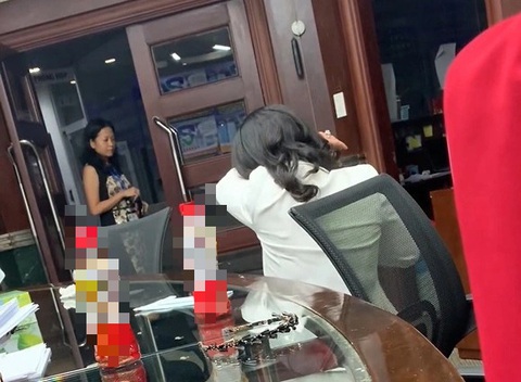 Hình ảnh trong cuộc gặp khi “nữ đại gia bất động sản” Kim Oanh quỳ lạy bà Trần Uyên Phương từng xuất hiện trên mạng xã hội - Ảnh cắt từ video. Hình ảnh trong cuộc gặp khi “nữ đại gia bất động sản” Kim Oanh quỳ lạy bà Trần Uyên Phương từng xuất hiện trên mạng xã hội - Ảnh cắt từ video