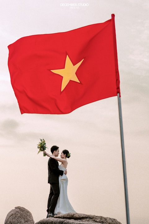 Màu cờ Tổ quốc bay phấp phới trong bộ ảnh cưới được chụp tại Phú Yên - Ảnh: NVCC Màu cờ Tổ quốc bay phấp phới trong bộ ảnh cưới được chụp tại Phú Yên - Ảnh: NVCC