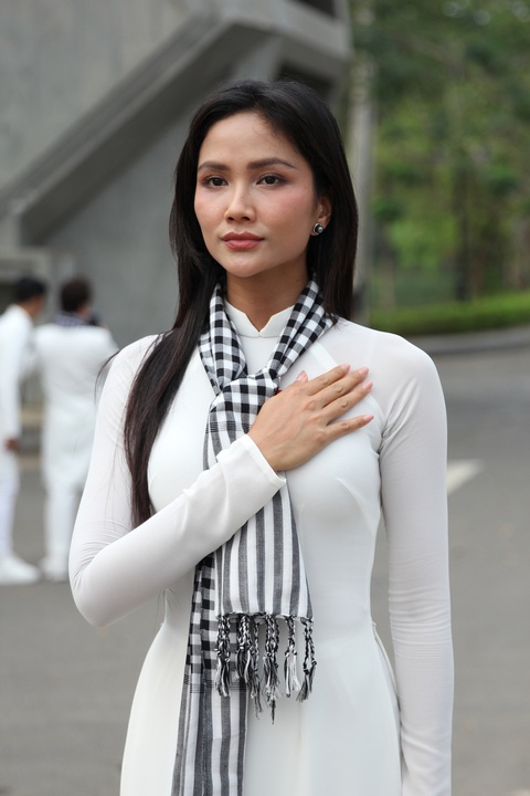 H'Hen Niê xúc động khi đến viếng, dâng hoa tại nghĩa trang liệt sĩ quốc gia Trường Sơn, Đường 9 - Ảnh: NVCC H'Hen Niê xúc động khi đến viếng, dâng hoa tại Nghĩa trang liệt sĩ quốc gia Trường Sơn, Đường 9 - Ảnh: NVCC
