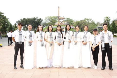 H'Hen Niê cùng các văn nghệ sĩ tham gia chương trình Tháng ba biên giới - Ảnh: NVCC H'Hen Niê cùng các văn nghệ sĩ tham gia chương trình Tháng ba biên giới - Ảnh: NVCC