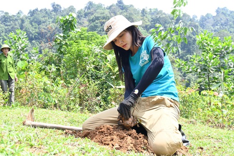 H'Hen Niê cuốc đất, tự tay trồng những cây lim mới - Ảnh: NVCC H'Hen Niê cuốc đất, tự tay trồng những cây lim mới - Ảnh: NVCC