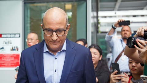 Ông S. Iswaran, cựu bộ trưởng Giao thông của Singapore, rời tòa án hôm 18-1-2024. Ông Iswaran bị buộc tội tham nhũng, bê bối chính trị lớn nhất tại quốc đảo sư tử trong gần 40 năm qua - Ảnh: Bloomberg/Getty Images Ông S. Iswaran, cựu bộ trưởng Giao thông của Singapore, rời tòa án hôm 18-1-2024. Ông Iswaran bị buộc tội tham nhũng, bê bối chính trị lớn nhất tại quốc đảo sư tử trong gần 40 năm qua - Ảnh: Bloomberg/Getty Images