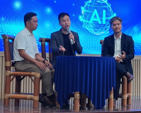 Học sinh Thủ Đức, TP.HCM hồi hộp và thích thú khi trải nghiệm Các diễn giả tại hội thảo "Ứng dụng trí tuệ nhân tạo trong dạy và học" (từ trái qua): ông Nguyễn Việt Trung, ông Glenn Low - tiến sĩ công nghệ nano ở Singapore, tiến sĩ Ngô Quốc Hưng - giám đốc Trung tâm đào tạo tài năng AI - Ảnh: H.HG
