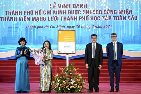 TP.HCM chính thức gia nhập Mạng lưới thành phố học tập toàn cầu của UNESCO- Ảnh 2. Từ phải qua: ông Jonathan Wallace Baker - trưởng đại diện Tổ chức Giáo dục, Khoa học và Văn hóa của Liên Hiệp Quốc, ông Nguyễn Văn Phúc - thứ trưởng Bộ Giáo dục và Đào tạo, bà Nguyễn Thị Lệ - phó bí thư Thành ủy, chủ tịch HĐND TP.HCM, bà Lê Thị Hồng Vân - quyền vụ trưởng Vụ Ngoại giao văn hóa và UNESCO, tổng thư ký Ủy ban quốc gia UNESCO Việt Nam - trong lễ trao giấy chứng nhận thành phố học tập toàn cầu - Ảnh: HỮU HẠNH