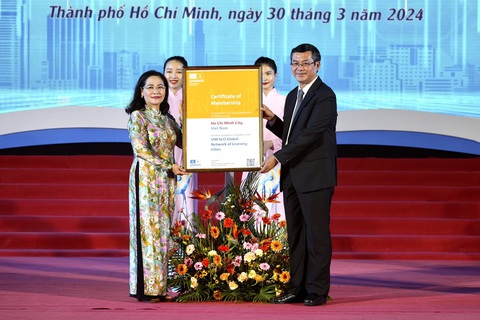 TP.HCM chính thức gia nhập Mạng lưới thành phố học tập toàn cầu của UNESCO- Ảnh 3. Ông Nguyễn Văn Phúc - thứ trưởng Bộ Giáo dục và Đào tạo và bà Nguyễn Thị Lệ - phó bí thư Thành ủy, chủ tịch HĐND TP.HCM - nâng cao giấy chứng nhận TP.HCM gia nhập Mạng lưới thành phố học tập toàn cầu - Ảnh: HỮU HẠNH