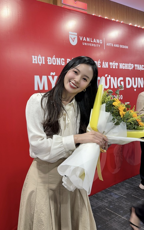 'Phú bà Vbiz' - Midu tốt nghiệp á khoa thạc sĩ- Ảnh 1. Midu rạng rỡ trong ngày bảo vệ luận án tốt nghiệp thạc sĩ