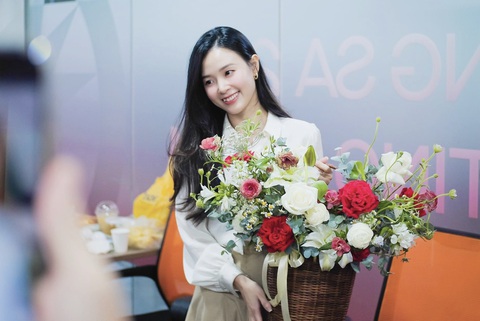 'Phú bà Vbiz' - Midu tốt nghiệp á khoa thạc sĩ- Ảnh 5. Để bảo vệ thành công luận án tốt nghiệp thạc sĩ, Midu đã chuẩn bị trong 6 tháng. "Ngoài việc tốt nghiệp á khoa thạc sĩ ngành mỹ thuật ứng dụng, năm nay sẽ là một năm đặc biệt với tôi và tôi sẽ mang đến nhiều bất ngờ” - nữ nghệ sĩ trải lòng.