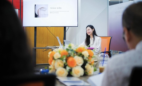 'Phú bà Vbiz' - Midu tốt nghiệp á khoa thạc sĩ- Ảnh 4. Hiện đang là giảng viên về ngành thiết kế thời trang, song Midu vẫn quyết tâm theo học thạc sĩ. Nói về điều này, người đẹp cho hay: “Midu muốn theo đuổi học thạc sĩ vì muốn không ngừng hoàn thiện bản thân mình hơn, dù trong 2 năm qua cũng có nhiều ảnh hưởng và khó khăn nhất định đối với công việc. Với Midu, việc kiên trì theo đuổi và hoàn thành quá trình học đã là hạnh phúc rồi, nhưng kết quả cao với thành tích á khoa thì càng làm mình bất ngờ và hạnh phúc hơn nữa”.