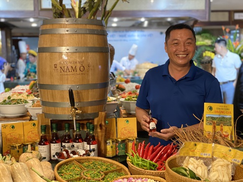 Rau trái bà con Cơ Tu làm nguyên liệu nem công chả phượng- Ảnh 2. Không gian tôn vinh đặc sản vùng cao, nước mắm truyền thống Nam Ô Đà Nẵng - Ảnh: B.D.