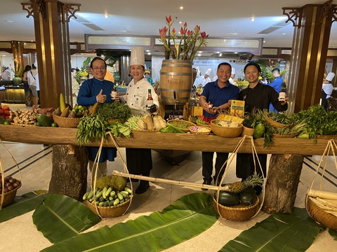 Rau trái bà con Cơ Tu làm nguyên liệu nem công chả phượng- Ảnh 7. Nguyên liệu, rau củ quả từ miền núi được đưa về trình diễn phục vụ khách tại Furama Đà Nẵng - Ảnh: B.D.