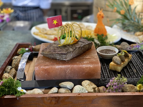 Rau trái bà con Cơ Tu làm nguyên liệu nem công chả phượng- Ảnh 4. Những món ăn được làm cầu kỳ với một phần nguyên liệu từ núi rừng - Ảnh: B.D.
