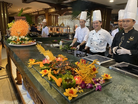 Rau trái bà con Cơ Tu làm nguyên liệu nem công chả phượng- Ảnh 1. Món kình ngư hóa rồng được chế biến từ một phần nguyên liệu của đồng bào vùng cao - Ảnh: B.D.