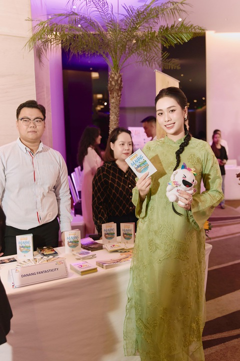 Hoa hậu Ban Mai hai năm liên tiếp làm đại sứ du lịch Đà Nẵng- Ảnh 2. Hoa hậu Ban Mai nền nã trong tà áo dài cách điệu