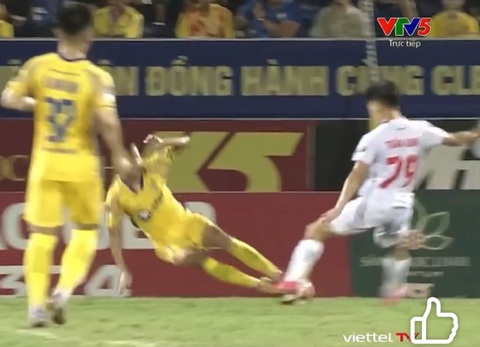 Cầu thủ Sông Lam Nghệ An lao 2 chân vào đối thủ- Ảnh 1. Cú phi người lao hai chân của Mai Sỹ Hoàng - Ảnh chụp màn hình