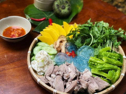 Con nuốc Huế 'em cùng mẹ khác cha' xa về địa lý với sứa, sao mà sốt mạng vậy ta?- Ảnh 4. Một "cư dân mạng" chế biến món nuốc sống, ăn kèm mướp đắng, xoài, chuối chát, dưa leo, rau thơm, trái vả, húng lủi và thịt heo - Ảnh: FB Tạp Hóa Kén