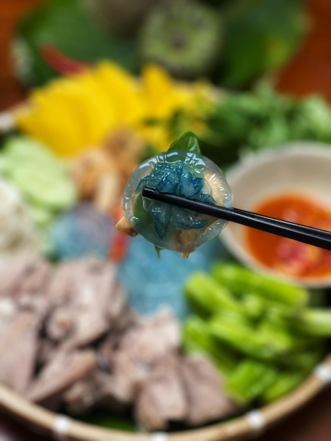 Con nuốc Huế 'em cùng mẹ khác cha' xa về địa lý với sứa, sao mà sốt mạng vậy ta?- Ảnh 2. Con nuốc Huế có màu xanh ngọc bắt mắt - Ảnh: FB Tạp Hóa Kén