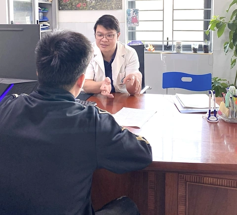 Tuổi trung niên, vì sao nhiều nam giới bỗng hưng phấn như tuổi đôi mươi?- Ảnh 1. Bác sĩ Hà Ngọc Mạnh, Bệnh viện Nam học Hiếm muộn Việt - Bỉ (Hà Nội), tư vấn và điều trị cho nam giới gặp vấn đề sức khỏe sinh sản - Ảnh: Bác sĩ cung cấp