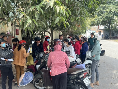 Công ty có 'giám đốc là người bán căng tin' đã thanh lý máy móc trả nợ lương công nhân- Ảnh 1. Công nhân đến trước nhà xưởng Công ty TNHH sản xuất thương mại may Tuấn Vinh (quận 12), trước đó là nhà xưởng của Công ty TNHH sản xuất thương mại may DV Fashion, yêu cầu trả khoản nợ lương - Ảnh: Người lao động cung cấp